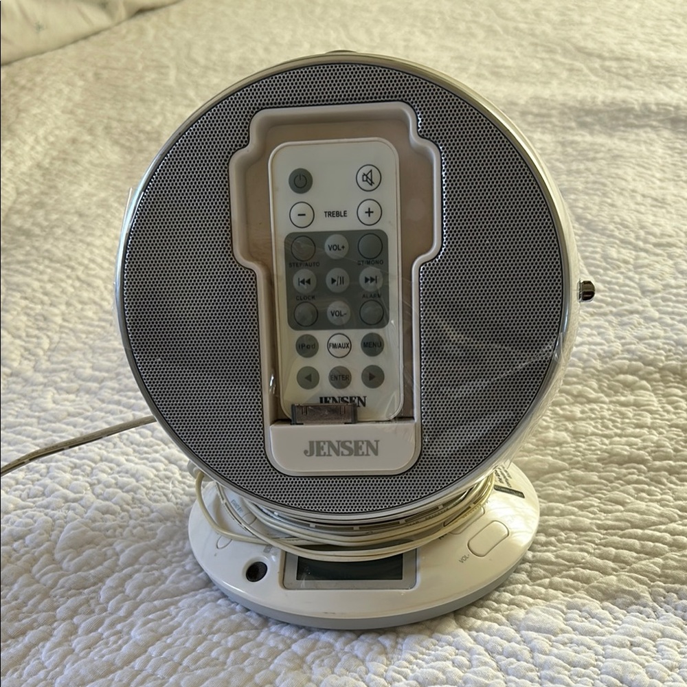Jensen White MP3 Player with Modern Design